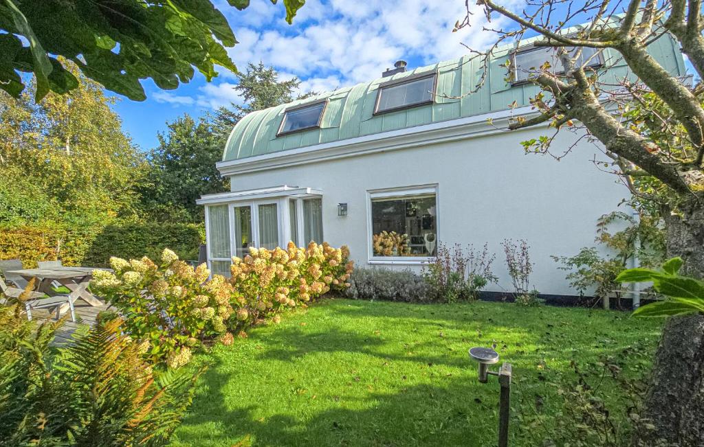 ノールトウェイケルハウトにある2 Bedroom Beautiful Home In Noordwijkerhoutの緑屋根の家