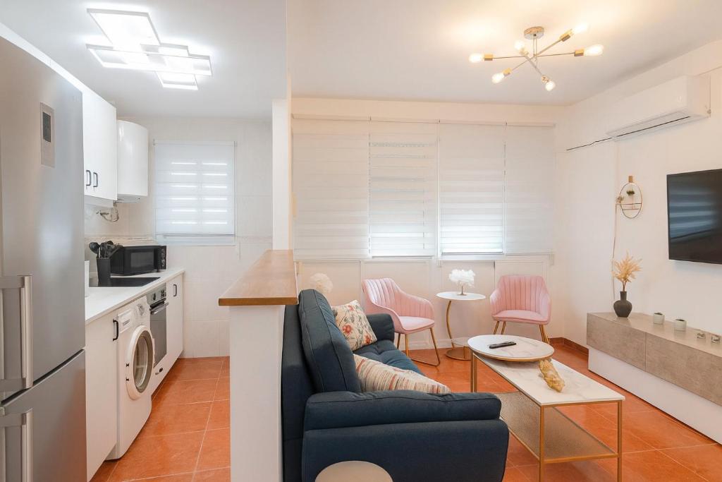 a kitchen and living room with a couch and a table at Apto La Justicia in Jerez de la Frontera