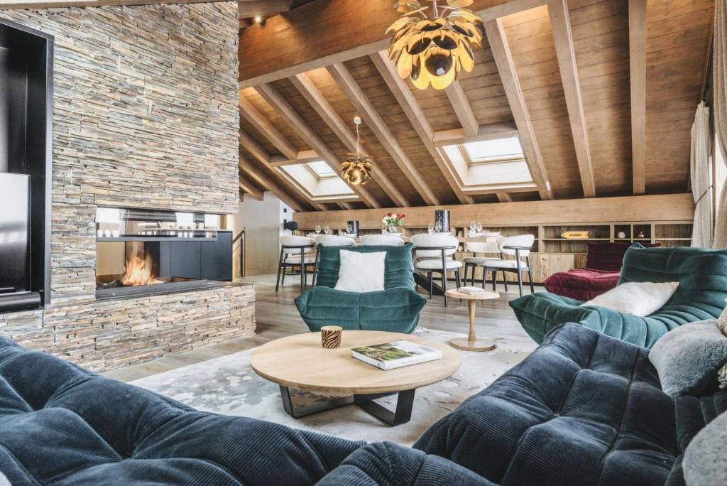un soggiorno con divani e camino di Apartment Jakober Dorf Sankt Anton a Sankt Anton am Arlberg