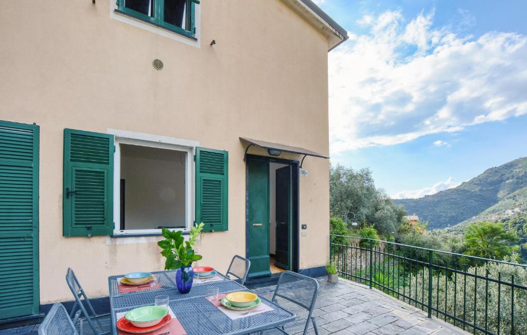 Un patio con una mesa y sillas en un balcón. en Awesome Apartment In Bogliasco With Wifi, en San Bernardo