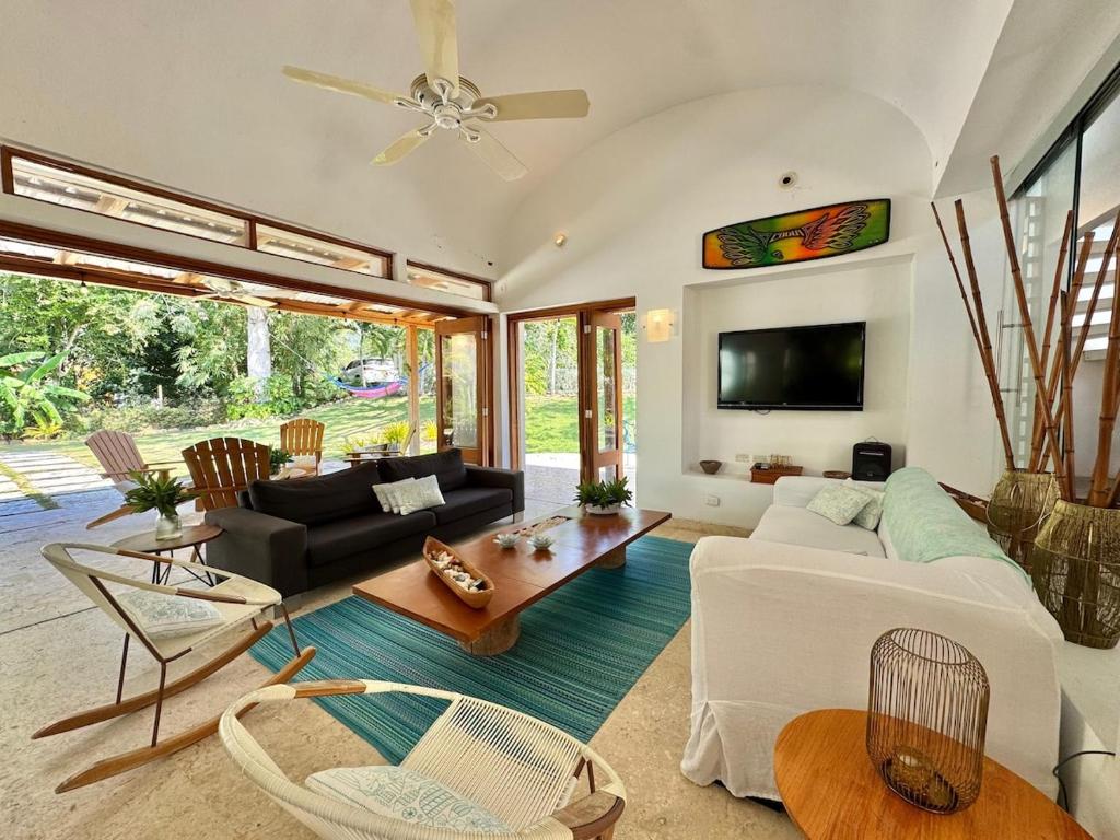 Isla de BaruにあるBeautiful villa in a condominium facing the Caribbean seaのソファとテーブルのあるリビングルーム