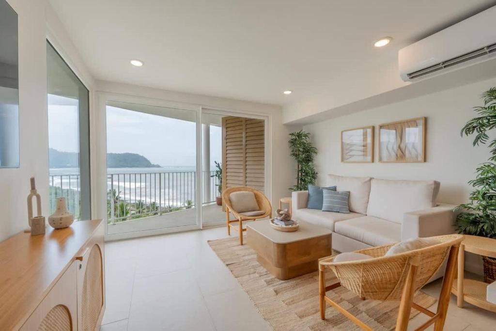 Posezení v ubytování Serene and Modern Beachfront Condo with Ocean Views