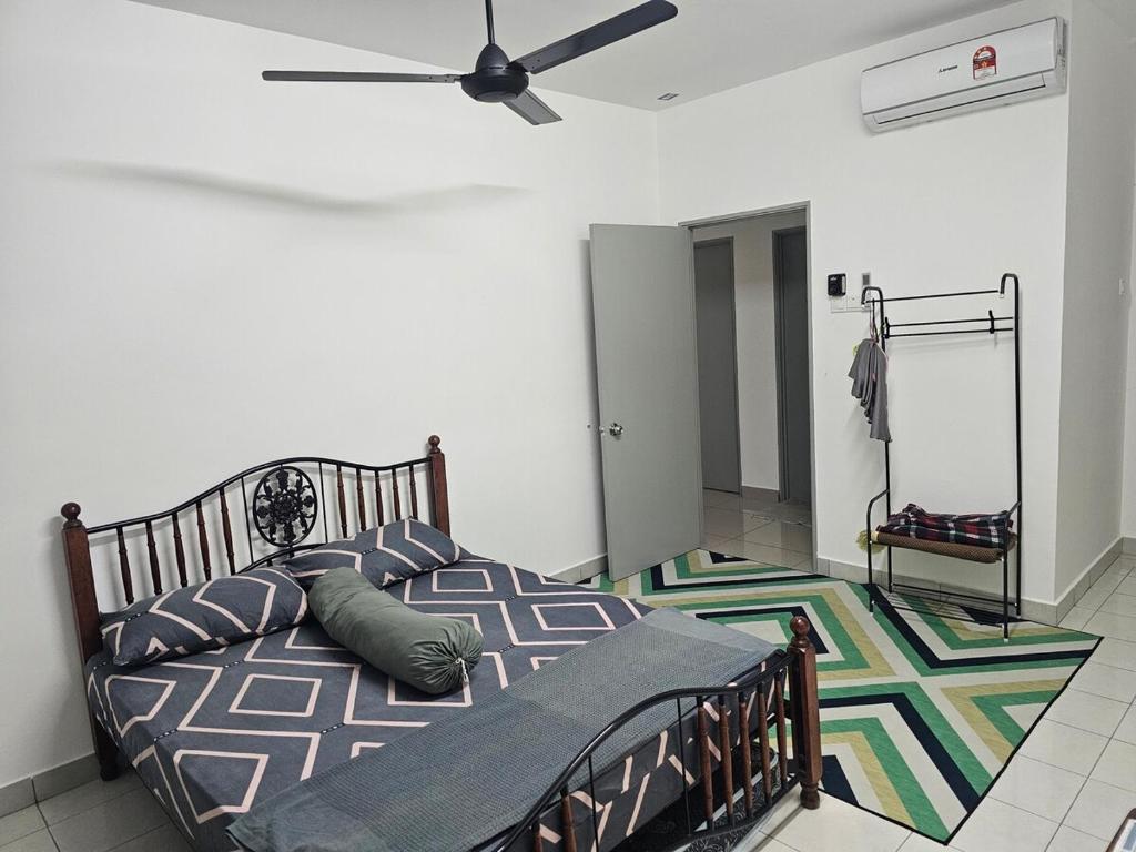 a bedroom with a bed and a ceiling fan at Homestay Saderi Putrajaya Presint 16 in Putrajaya