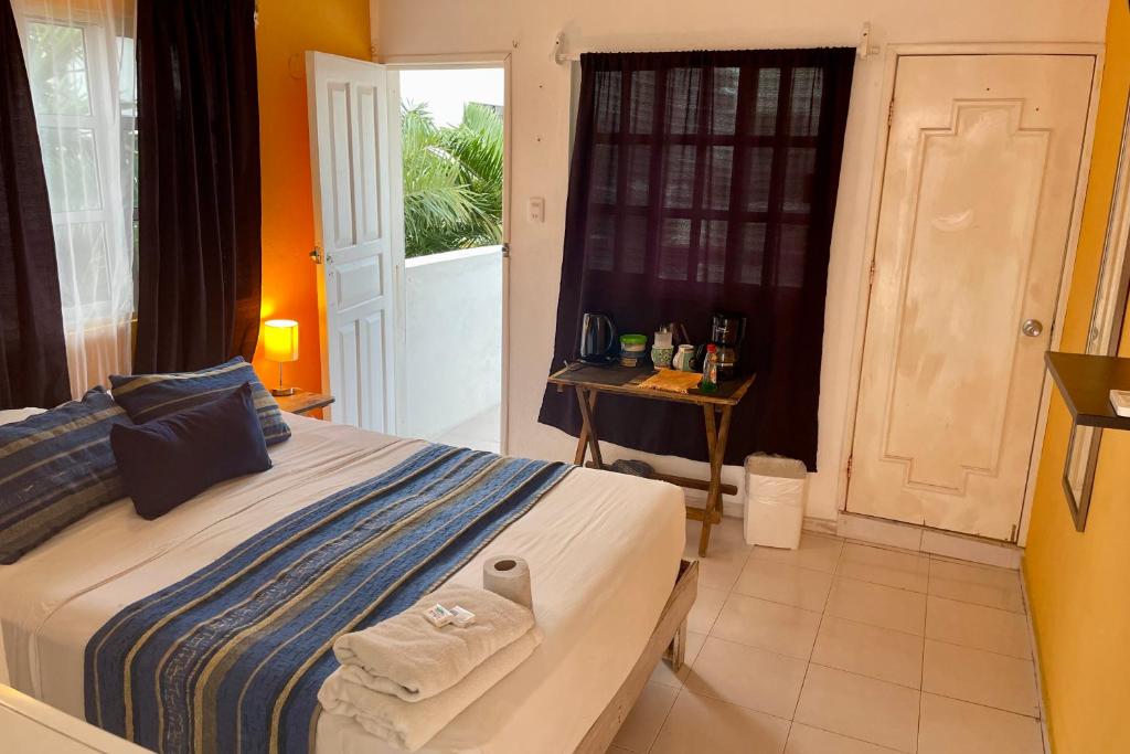 Katil atau katil-katil dalam bilik di Balcony Studio In Downtown Isla Mujeres
