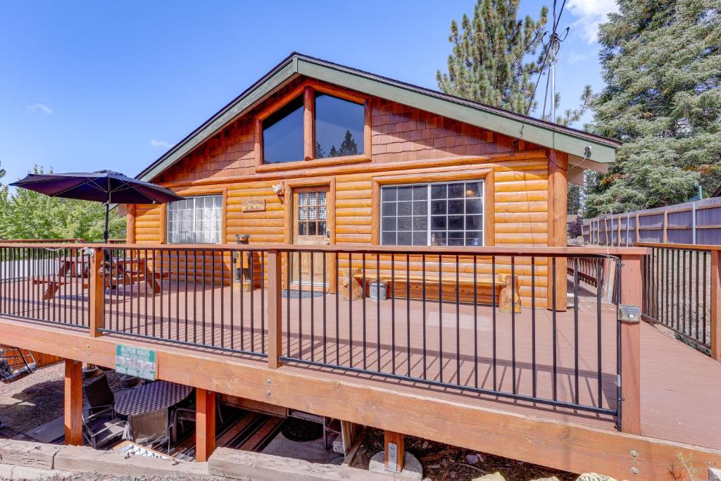 ビッグ・ベアー・レイクにある1 Mi to Slopes Big Bear Lake Alpen Haus with Spaのデッキと傘付きのキャビン