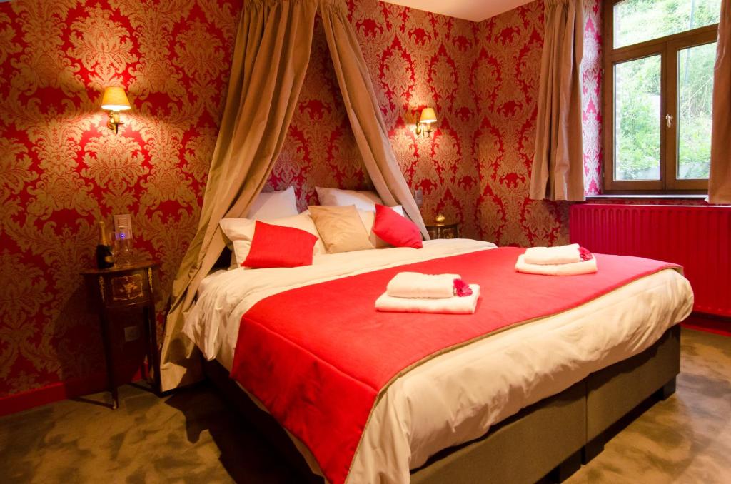 Postel nebo postele na pokoji v ubytování River Lodge Hotel Insolite