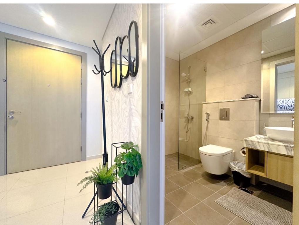 阿布扎比Luxury apartment Raha的带马桶和水槽的浴室