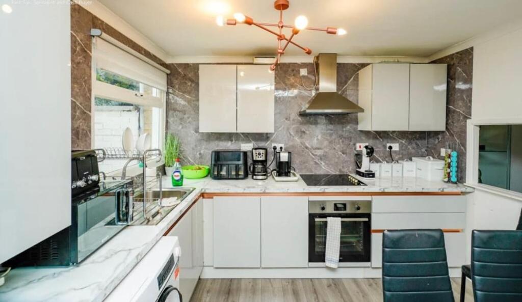 Η κουζίνα ή μικρή κουζίνα στο Purley Cottage - 3 Bed House with FREE Parking