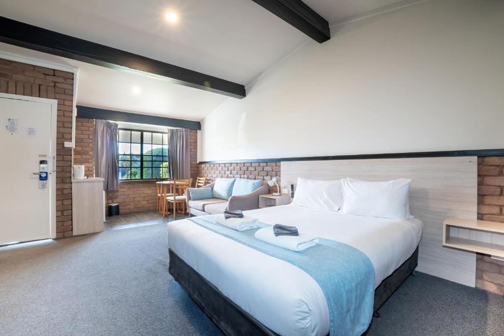 Olde Tudor Hotel photo