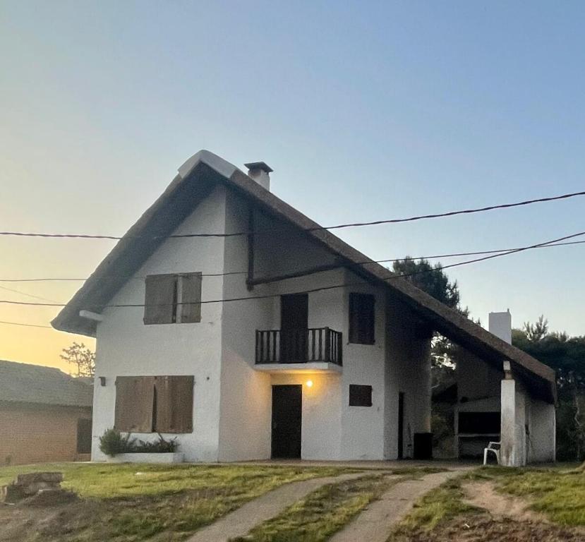 Casa blanca con porche y entrada en Very spacious house, a few blocks from the beach, en La Paloma