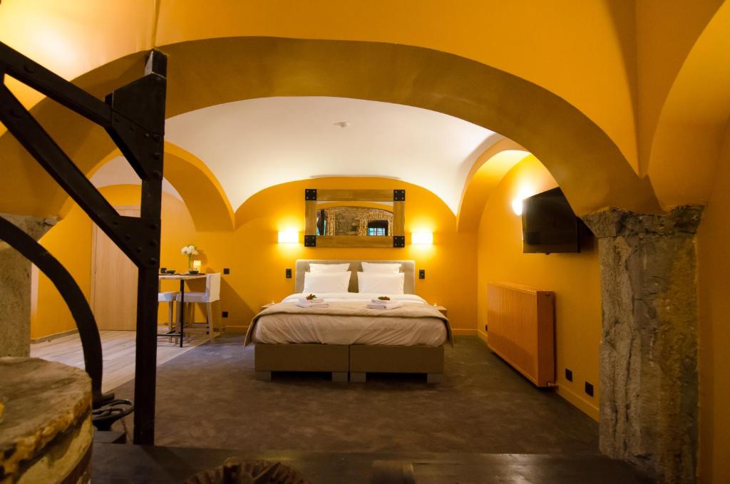 Postel nebo postele na pokoji v ubytování River Lodge Hotel Insolite
