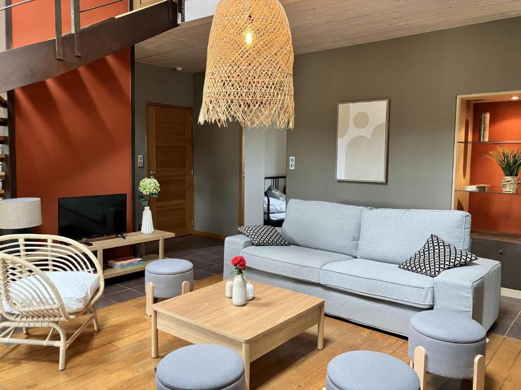 La FayeにあるGîte paisible pour 14 pers. avec Wi-Fi et animaux admis en Allier - FR-1-489-593のソファとテーブルのあるリビングルーム