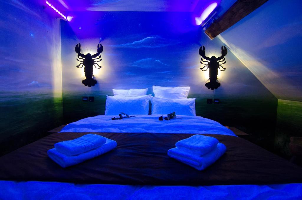 Postel nebo postele na pokoji v ubytování River Lodge Hotel Insolite