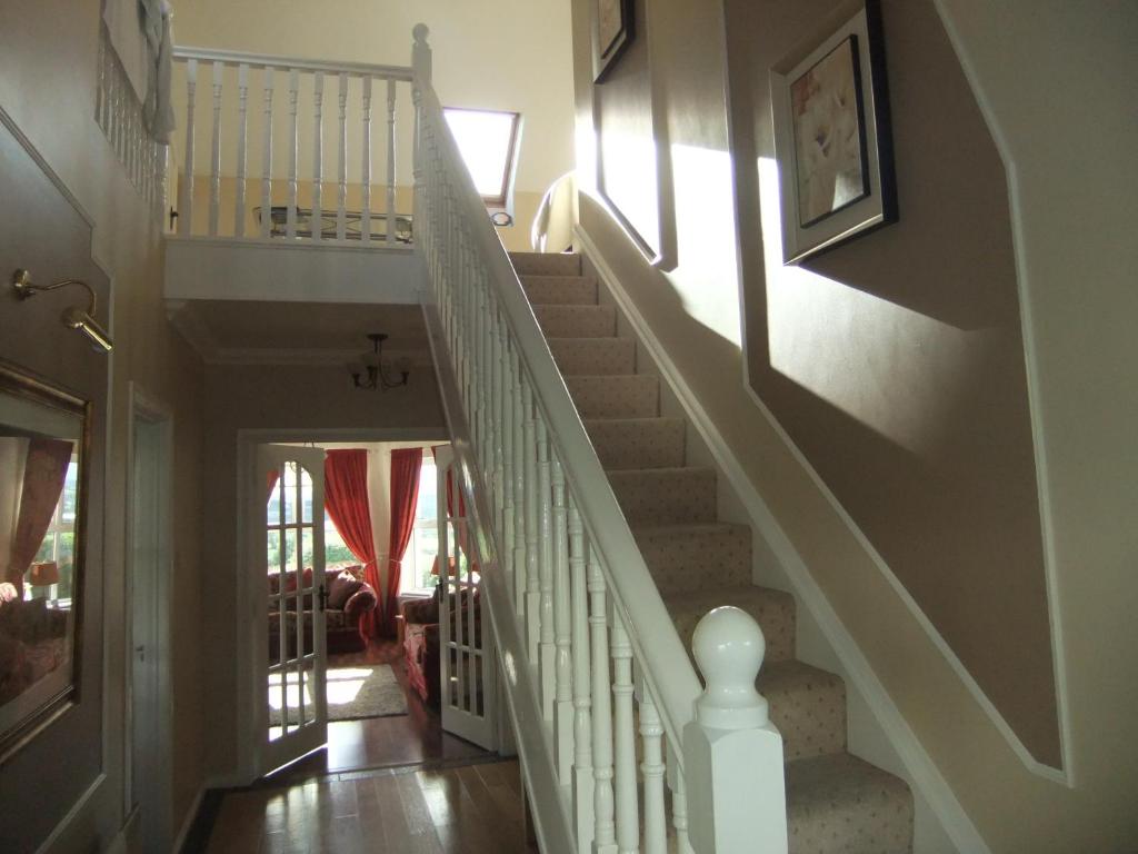 uma escada numa casa com uma escada em Daleview House em Manorcunningham