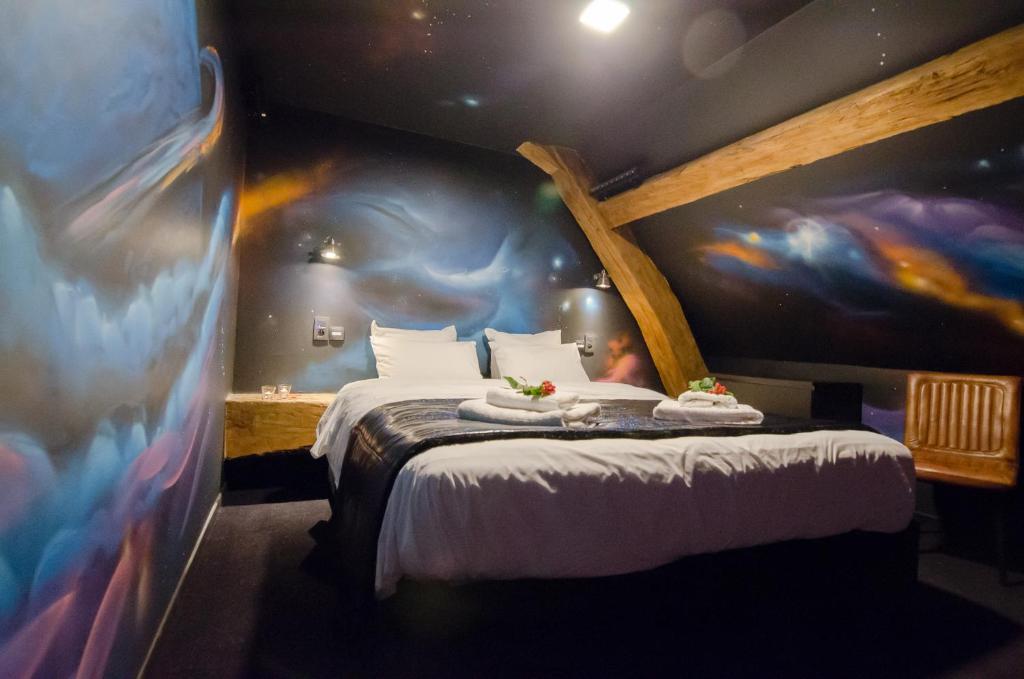 Postel nebo postele na pokoji v ubytování River Lodge Hotel Insolite
