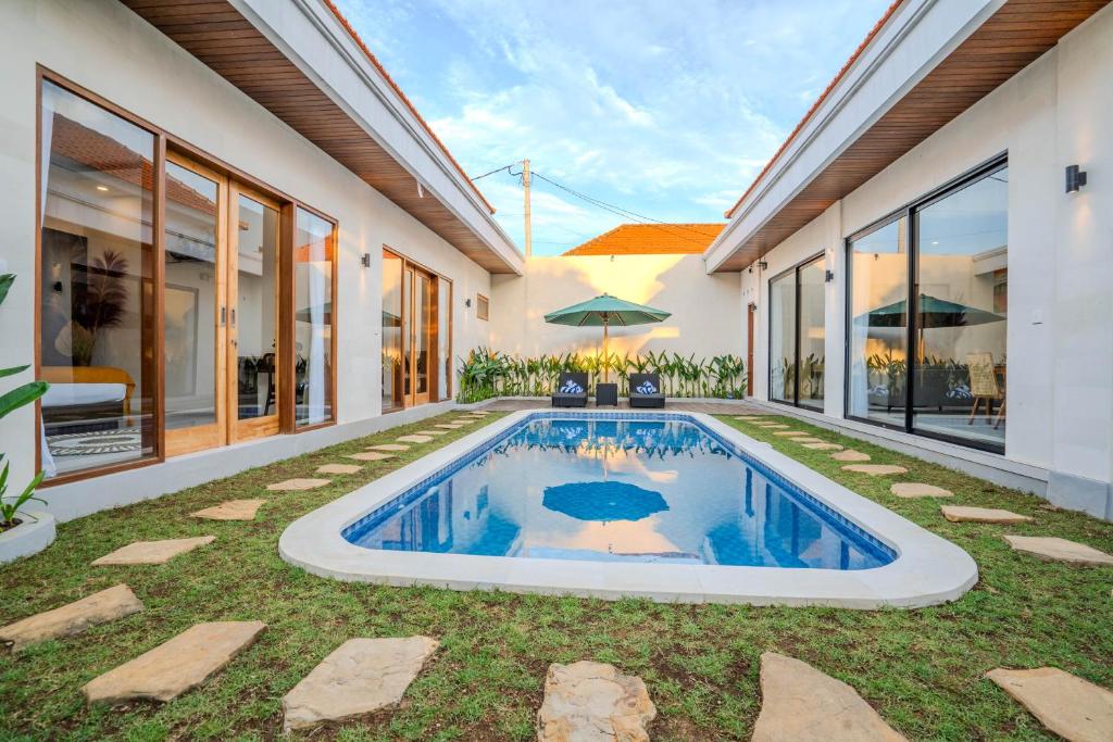 una piscina en el patio trasero de una casa en Villa Radha Seminyak, en Seminyak