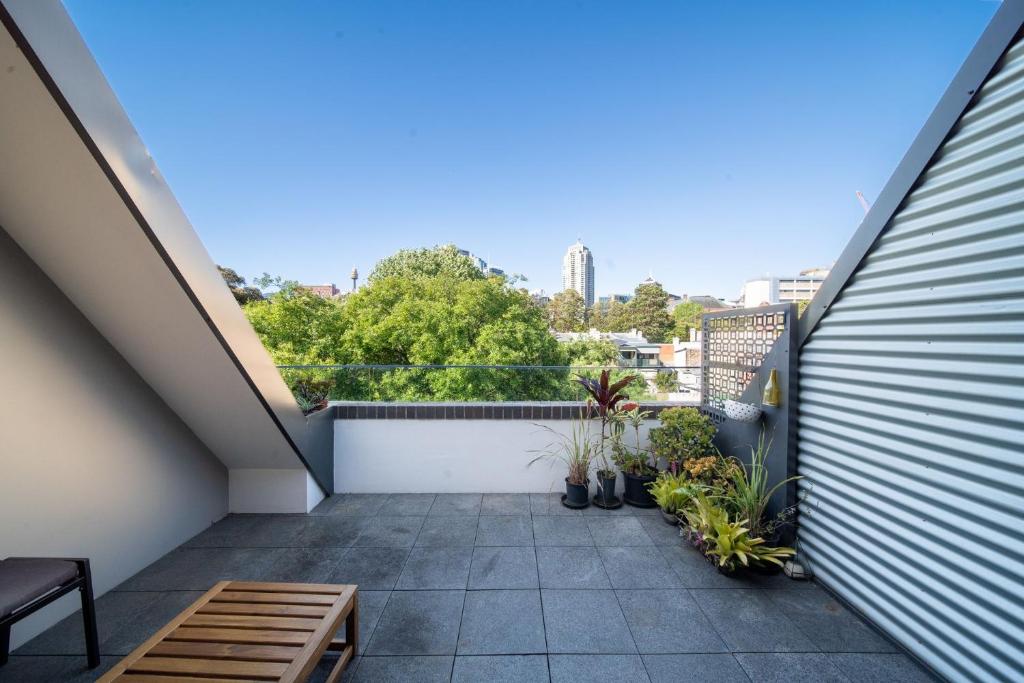 a balcony with a view of the city at Cosy Urban Escape near Sydneys Top Attractions in Sydney