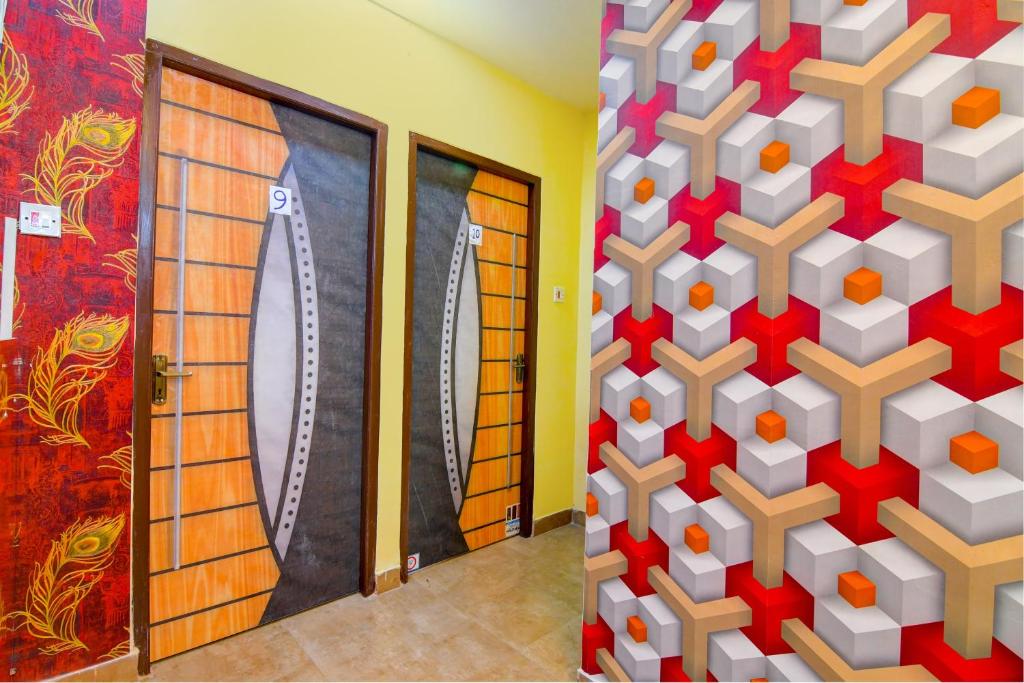 Una habitación con dos puertas y una pared con ayth en Super Hotel O Ashiyana Guest House, en kolkata