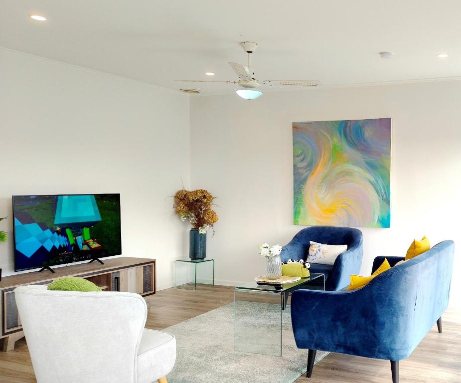 Μια τηλεόραση ή/και κέντρο ψυχαγωγίας στο Cozy 3-Bed Home with Backyard near LynnMall