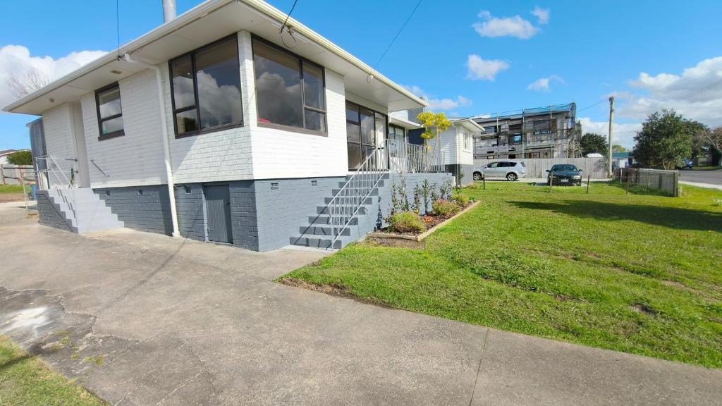 Cozy 3-Bed Home with Backyard near LynnMall - Resim 34