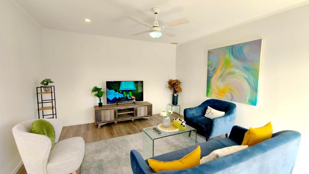 Cozy 3-Bed Home with Backyard near LynnMall - Resim 39