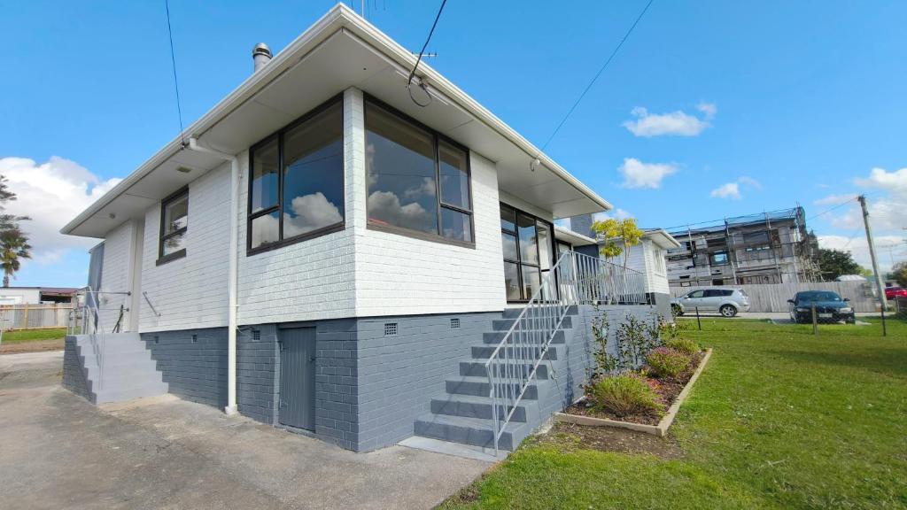 Cozy 3-Bed Home with Backyard near LynnMall - Resim 44