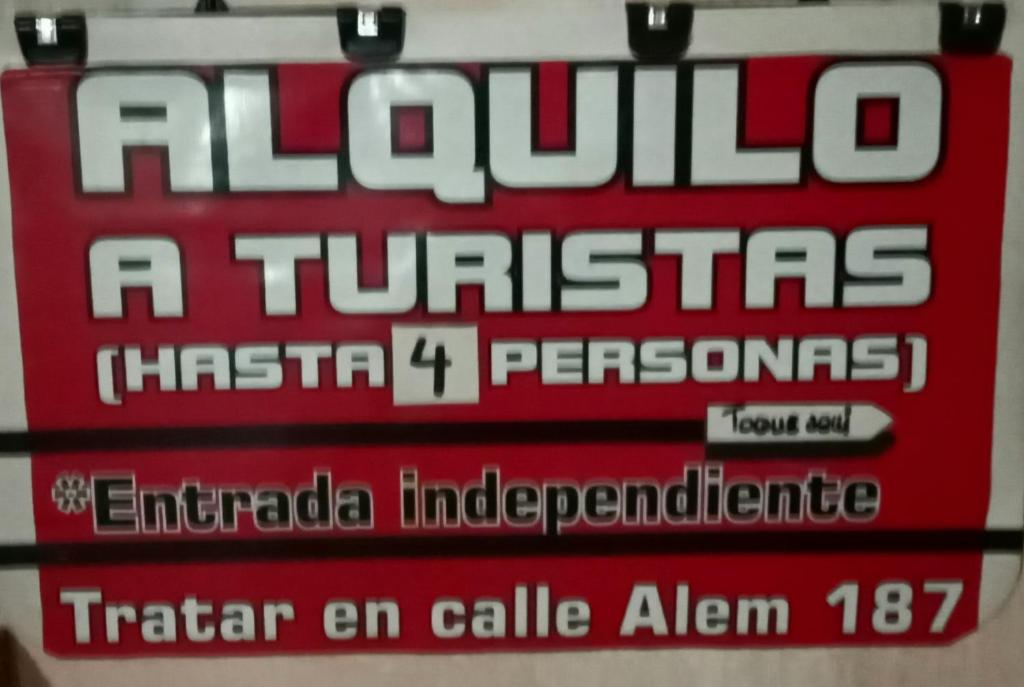 un panneau rouge avec les mots alahuilla a turkishins et transformers dans l'établissement Costagchu187, à Gualeguaychú