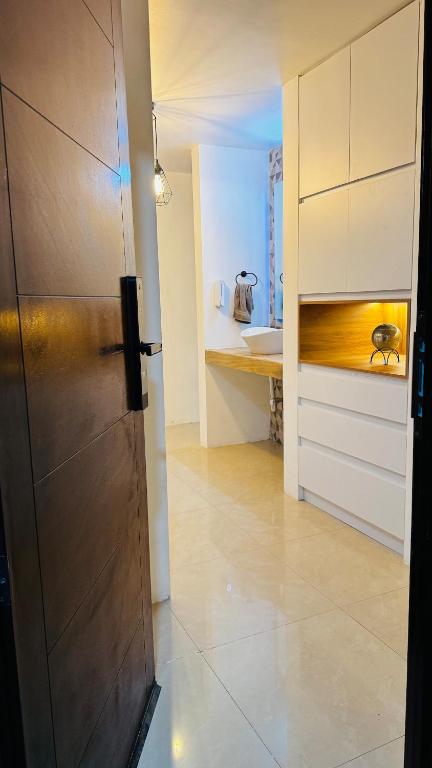 a door to a kitchen with a sink and a counter at Departamento moderno a un lado de la feria in Pachuca de Soto