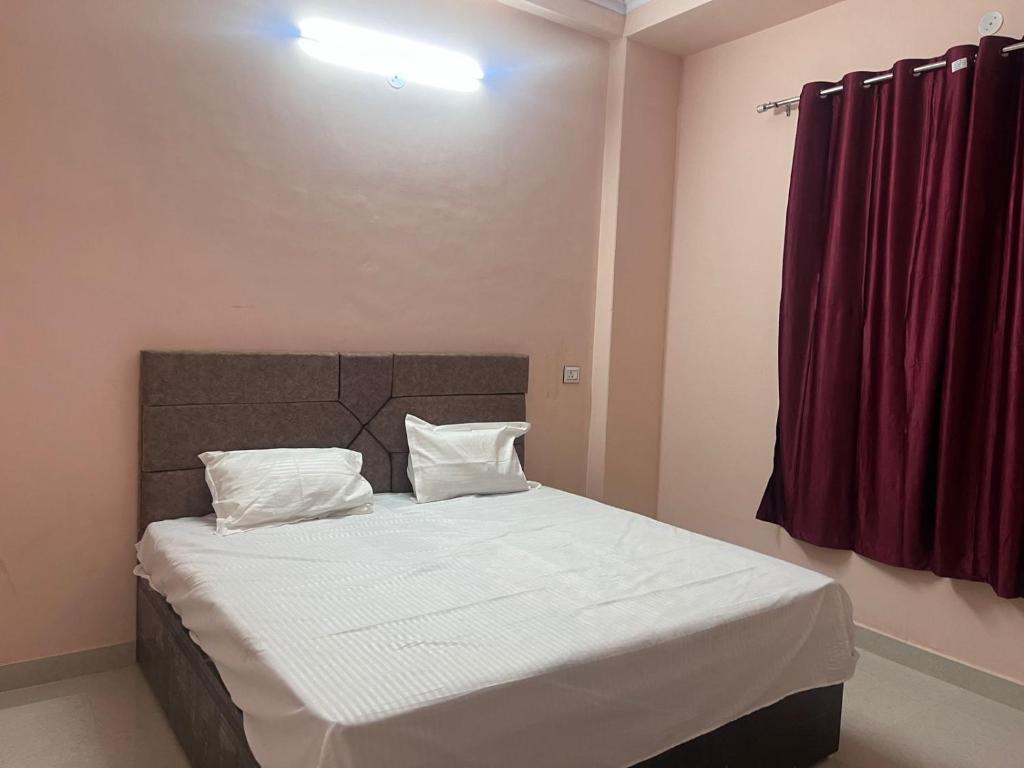 En eller flere senge i et værelse på MOON STAR HOTEl