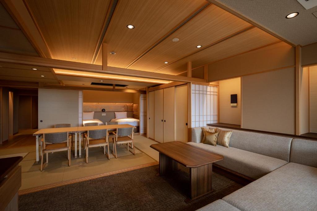 un salon avec un canapé et une table dans l'établissement Arima Grand Hotel, à Kobe