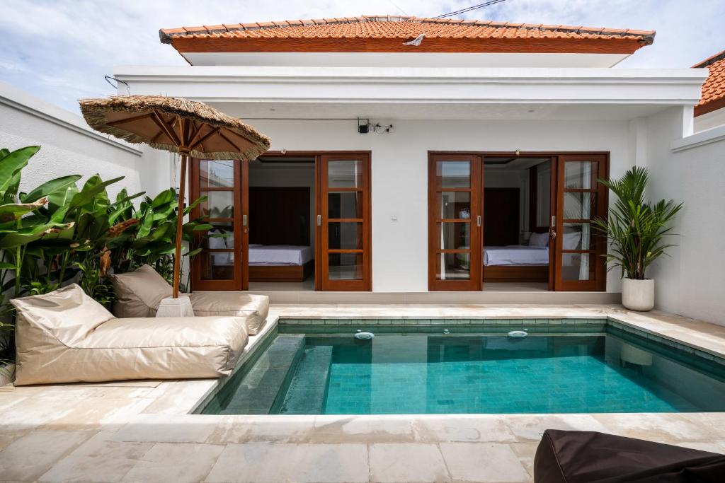 a swimming pool in the backyard of a villa at Anna Villa Pererenan in Canggu