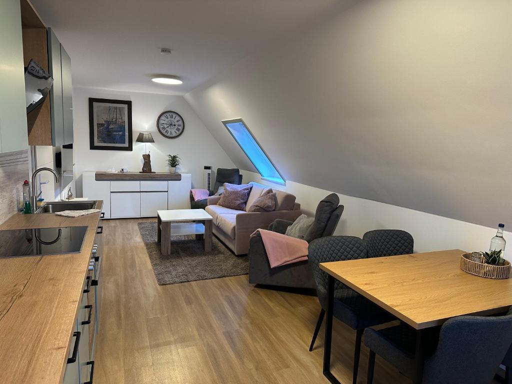 a living room with a couch and a table at Lütt Lubotne in Laboe