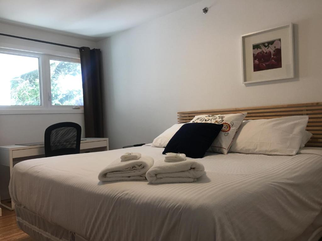 Una cama o camas en una habitación de The Inn on College