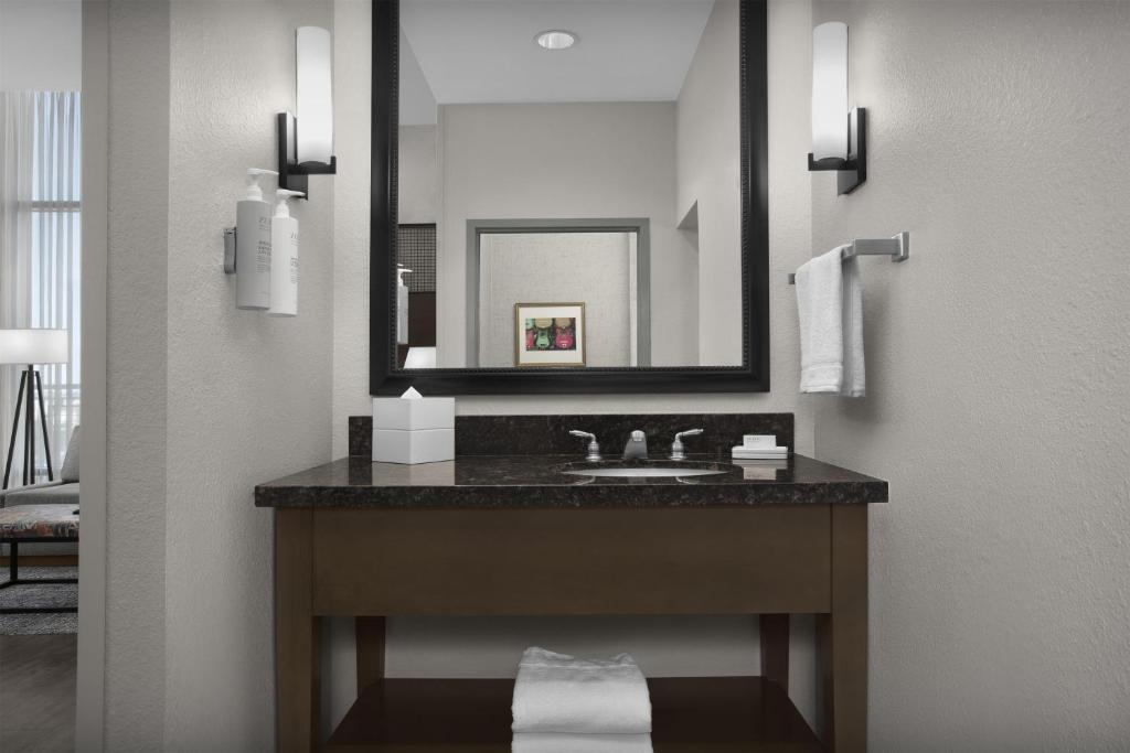 Hampton Inn and Suites Austin University Capitol photo