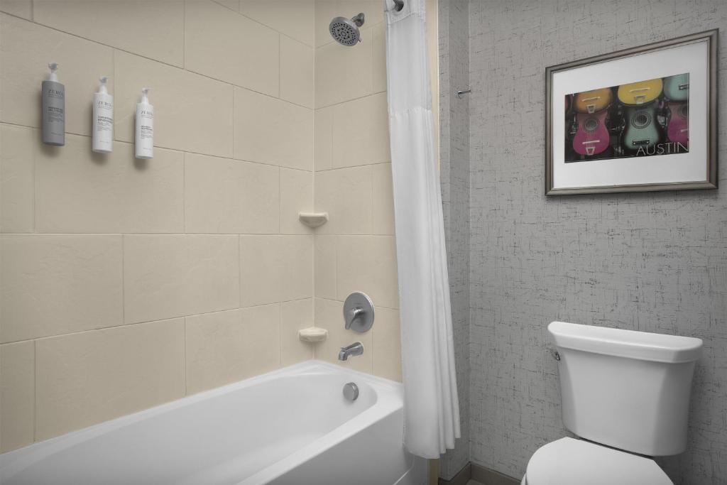 Hampton Inn and Suites Austin University Capitol photo