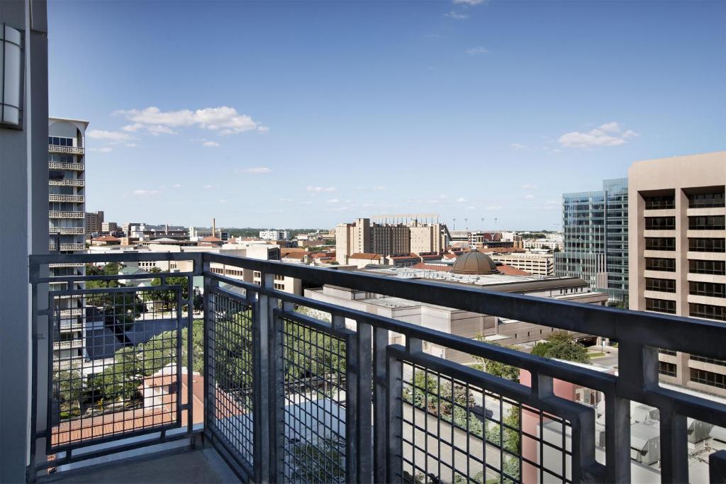 Hampton Inn and Suites Austin University Capitol photo