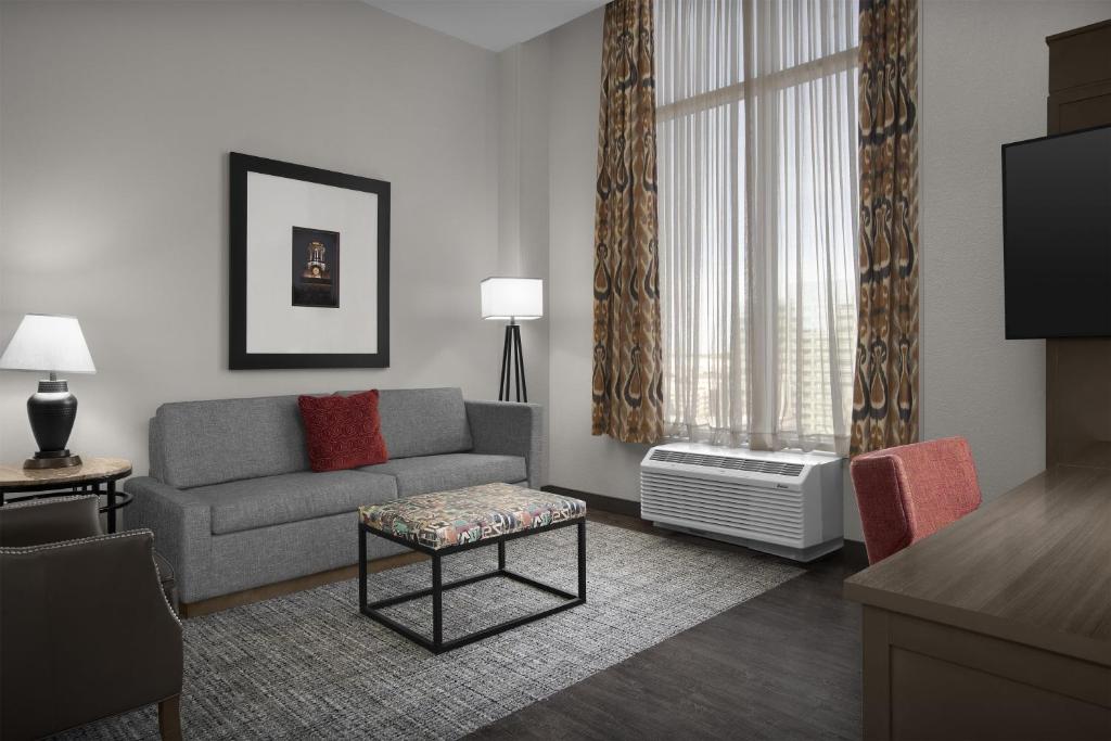 Hampton Inn and Suites Austin University Capitol photo