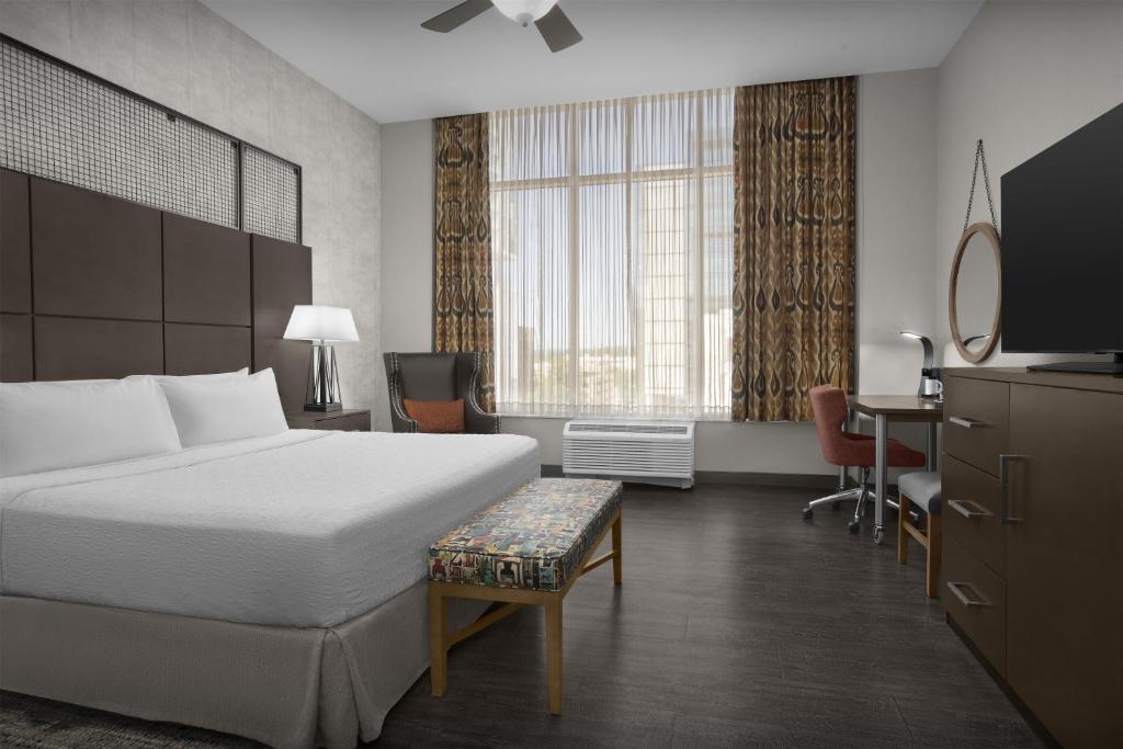 Hampton Inn and Suites Austin University Capitol photo