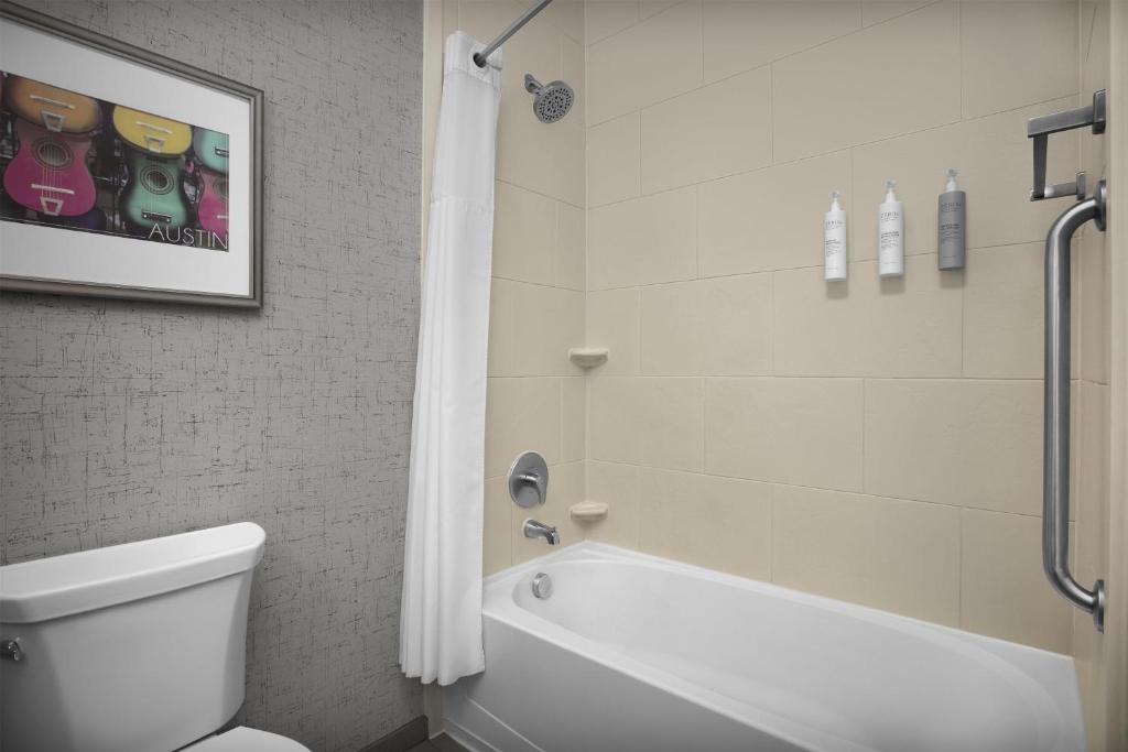 Hampton Inn and Suites Austin University Capitol photo