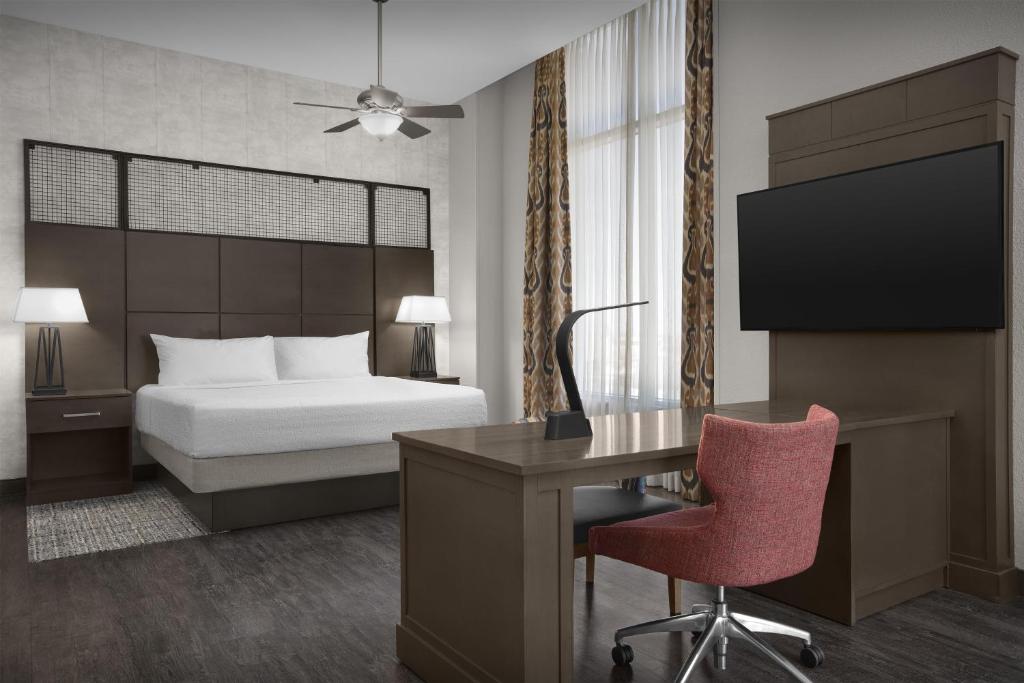 Hampton Inn and Suites Austin University Capitol photo