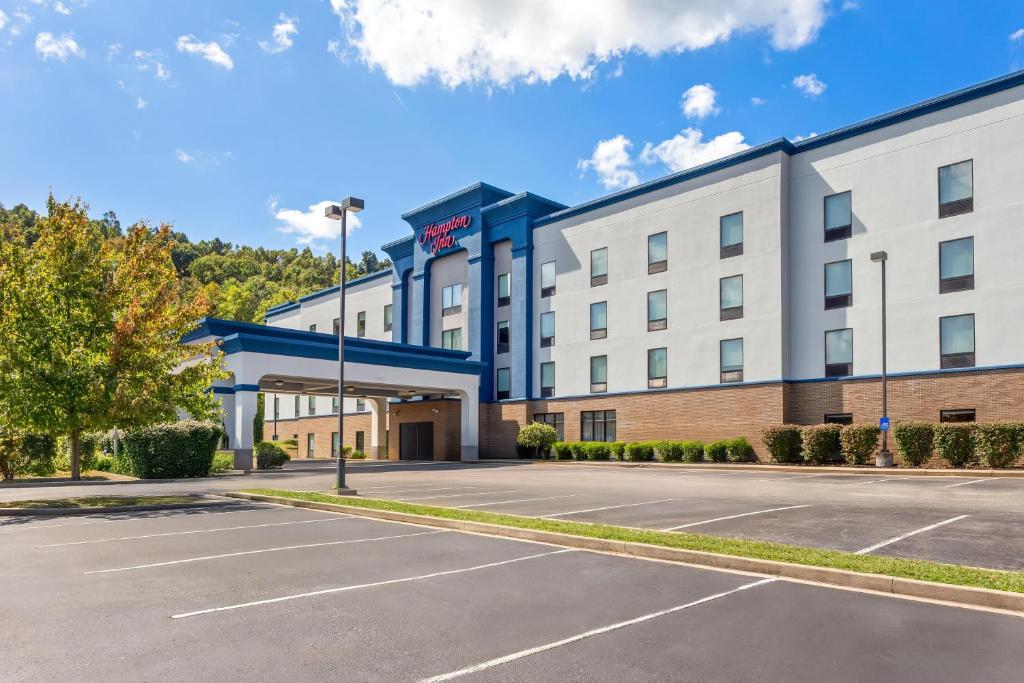 Una representación de un hotel con estacionamiento. en Hampton Inn University Area, Huntington, Wv, en Huntington
