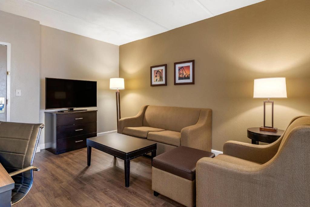 Comfort Inn & Suites near Six Flags - 
