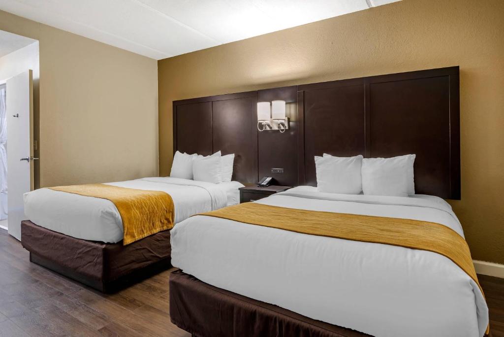 Comfort Inn & Suites near Six Flags - 