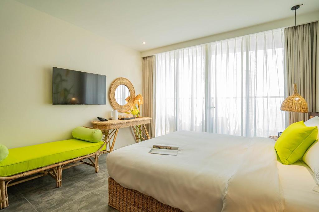 Giường trong phòng chung tại The Signature Hotel Nha Trang