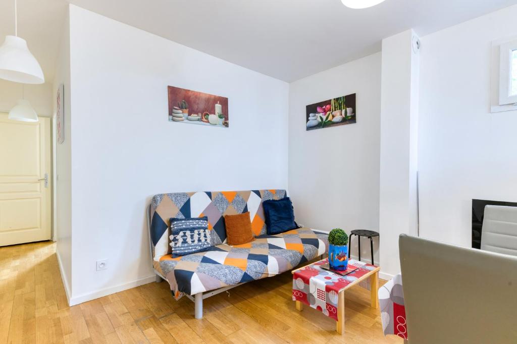 ein Wohnzimmer mit Sofa und Tisch in der Unterkunft Vacances de rêves - Amoureux in Chamrousse