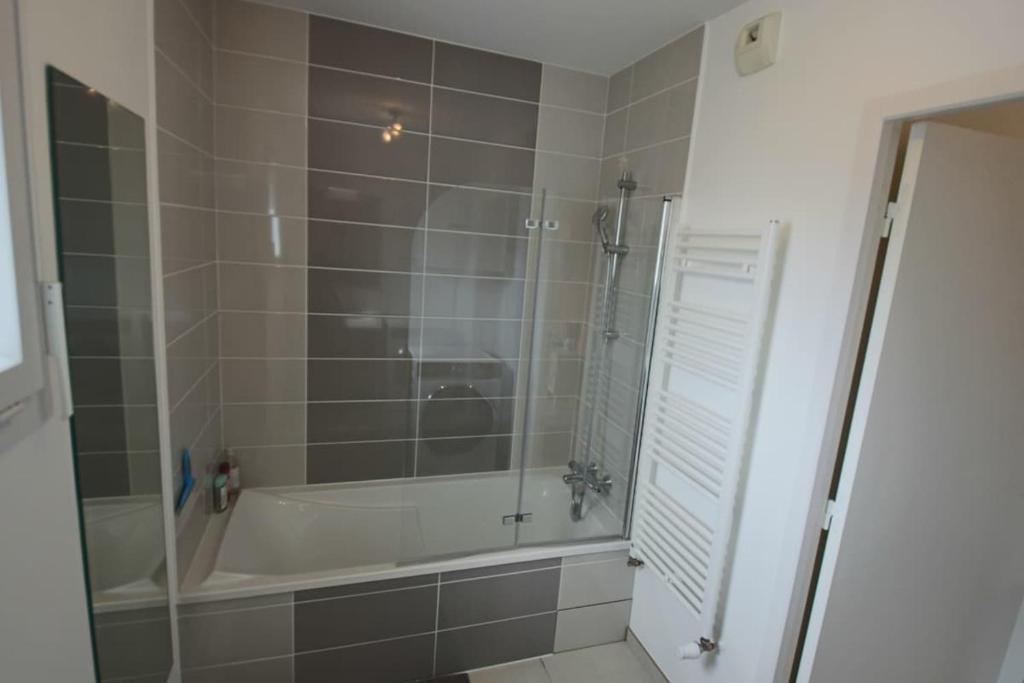 Ένα μπάνιο στο Appartement T3 75 m2 3 chambres, balcon, Aix les Bains