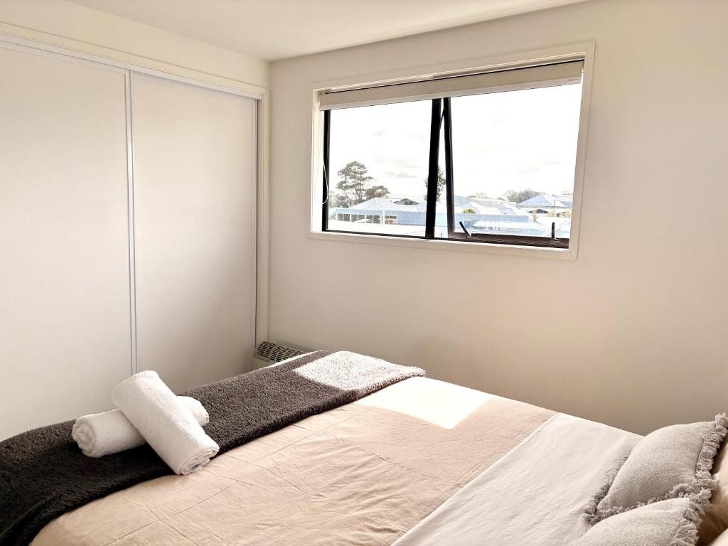 Near Stadium and railway station 3 beds 1 bath townhouse with Car Park onsite - Resim 27