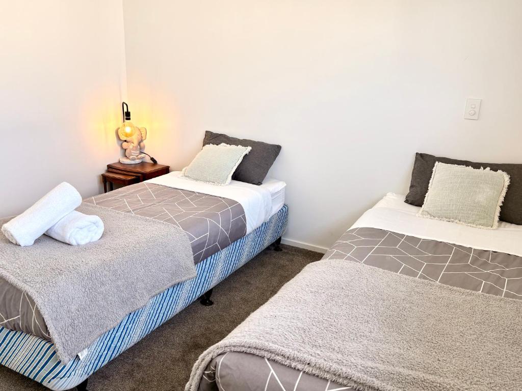 Near Stadium and railway station 3 beds 1 bath townhouse with Car Park onsite - Resim 11