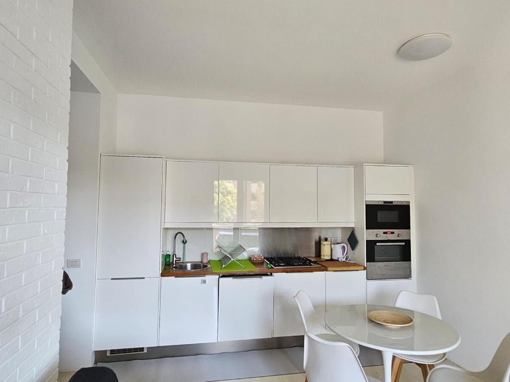Una cocina o cocineta en Rho garden suite