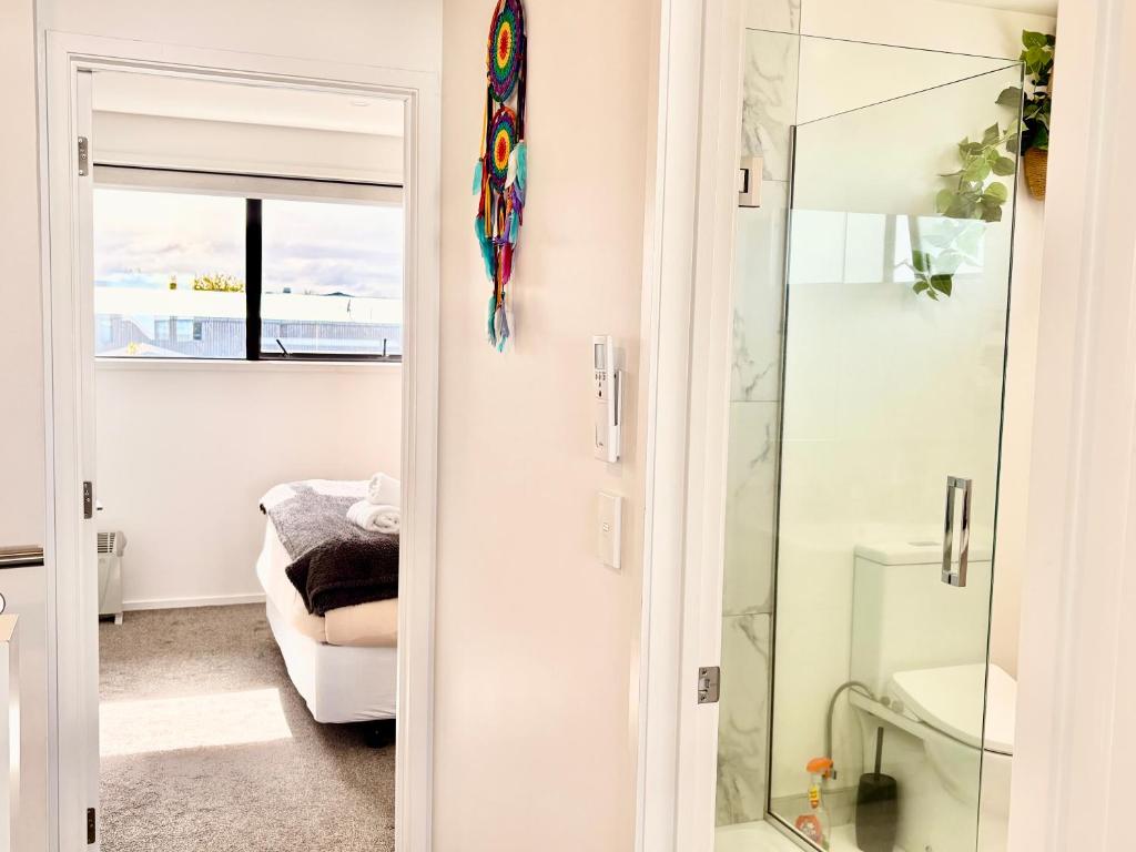 Near Stadium and railway station 3 beds 1 bath townhouse with Car Park onsite - Resim 12